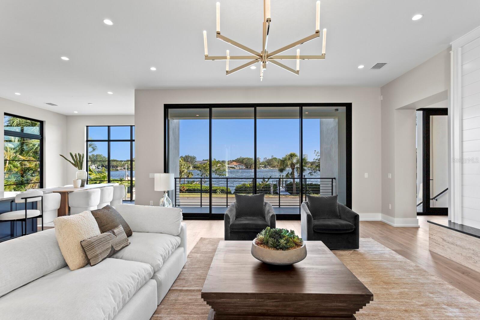 337 COFFEE POT DR NE, ST PETERSBURG, FL, 33704