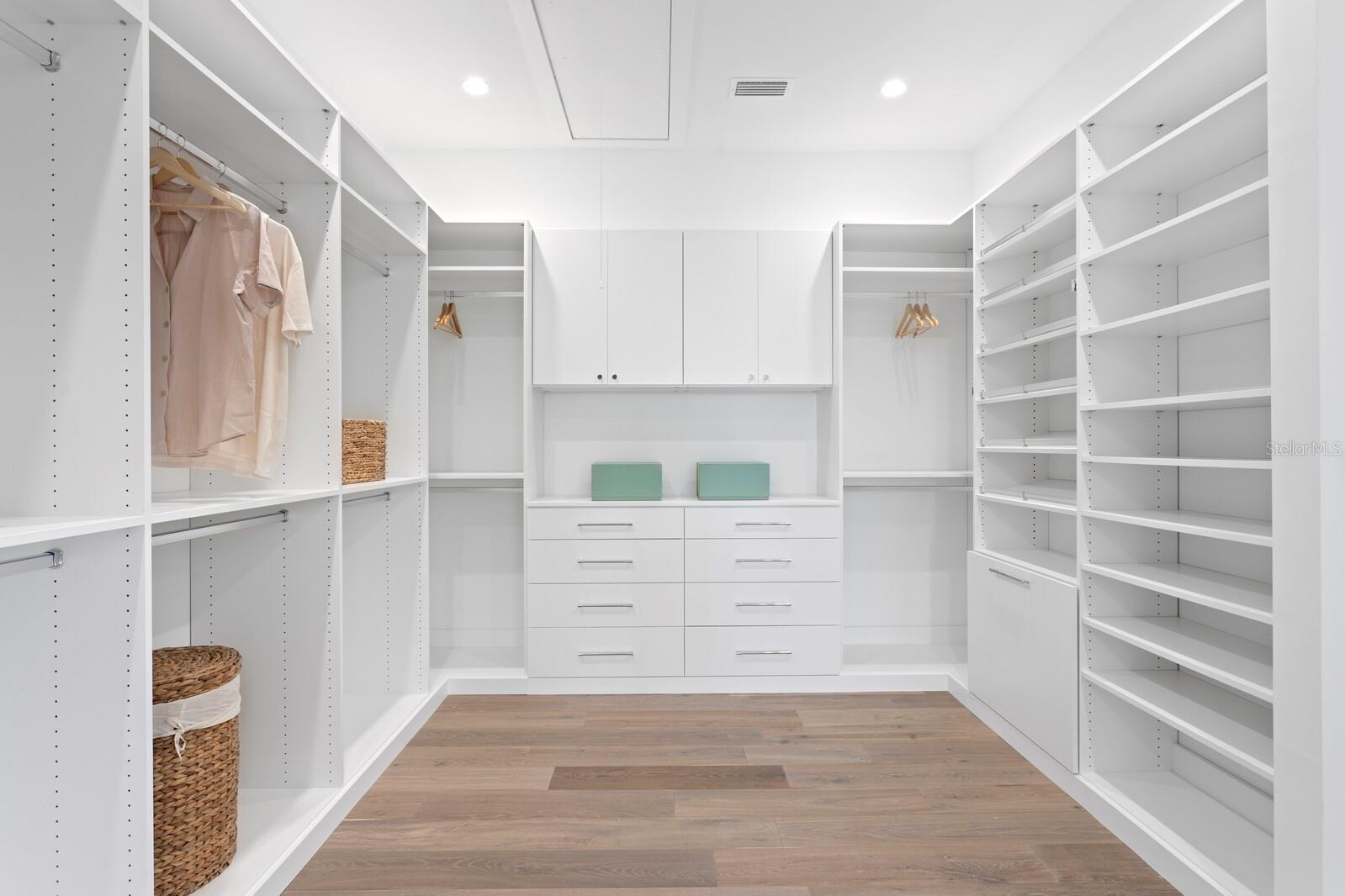 337 COFFEE POT DR NE, ST PETERSBURG, FL, 33704