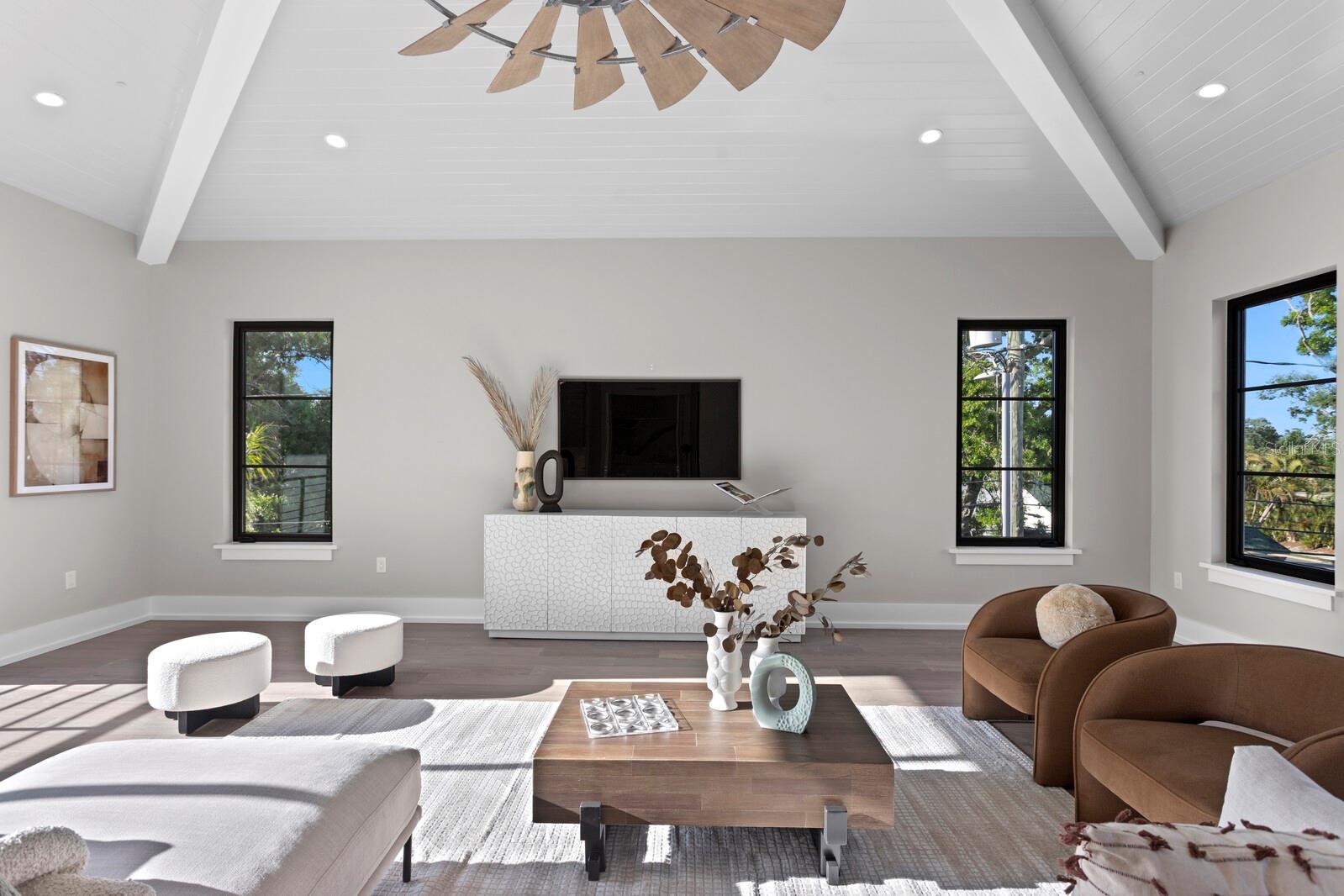 337 COFFEE POT DR NE, ST PETERSBURG, FL, 33704