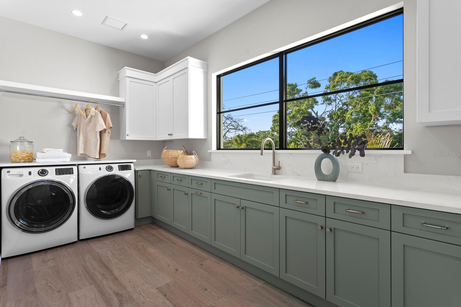 337 COFFEE POT DR NE, ST PETERSBURG, FL, 33704