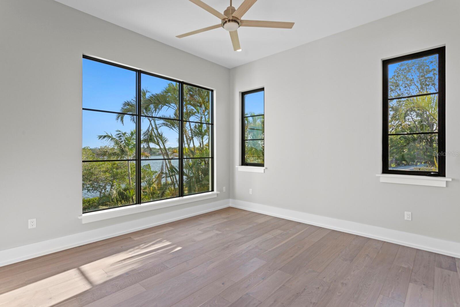 337 COFFEE POT DR NE, ST PETERSBURG, FL, 33704