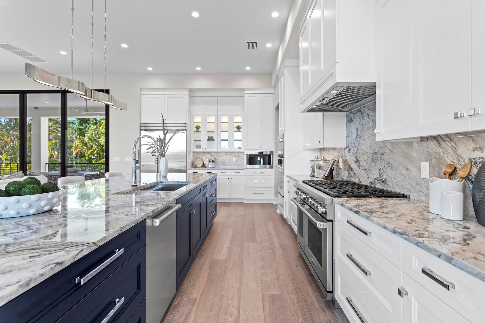 337 COFFEE POT DR NE, ST PETERSBURG, FL, 33704