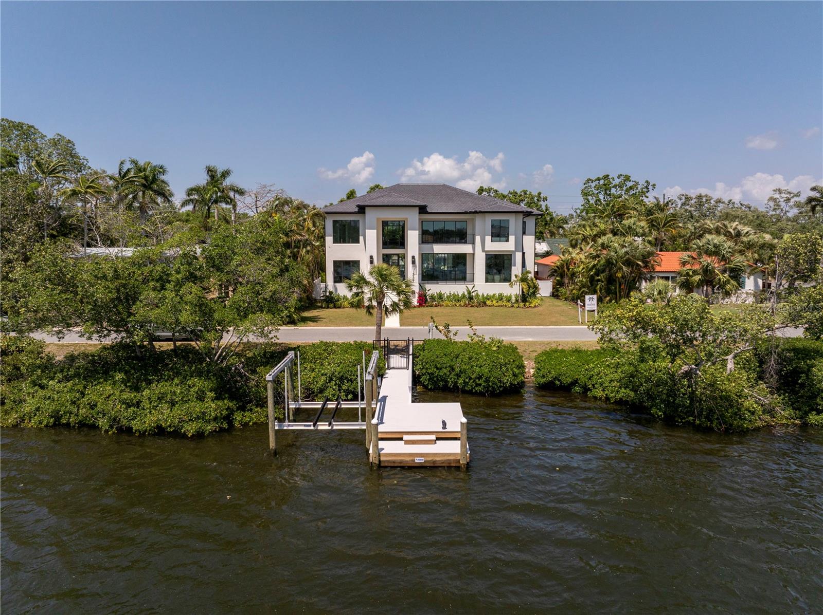 337 COFFEE POT DR NE, ST PETERSBURG, FL, 33704