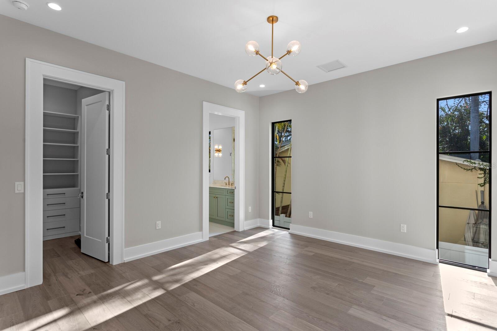 337 COFFEE POT DR NE, ST PETERSBURG, FL, 33704