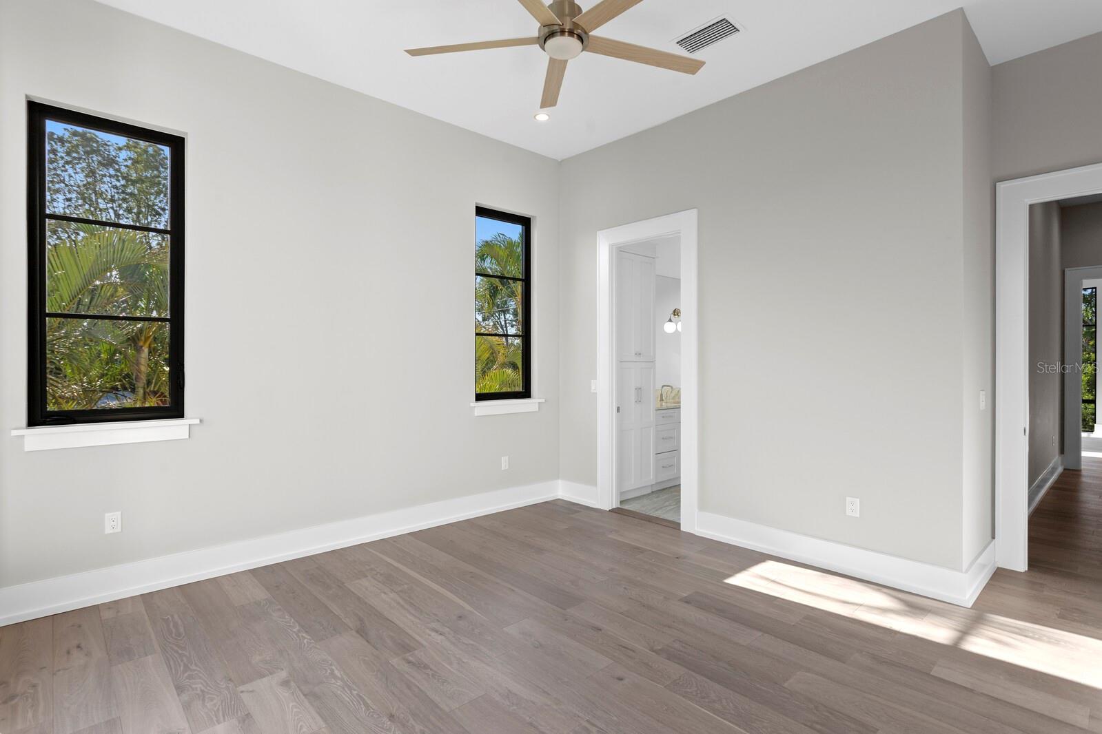 337 COFFEE POT DR NE, ST PETERSBURG, FL, 33704