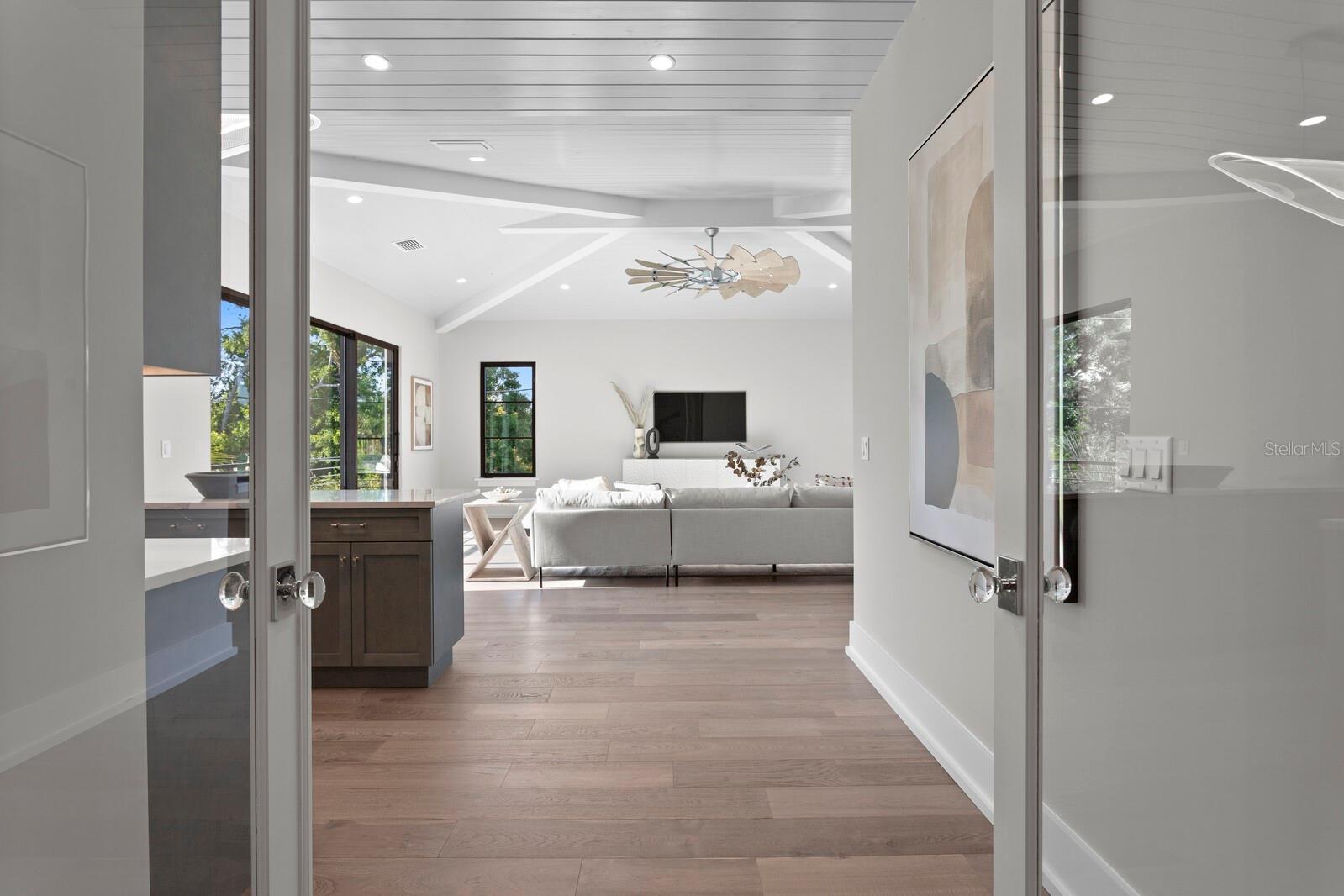 337 COFFEE POT DR NE, ST PETERSBURG, FL, 33704