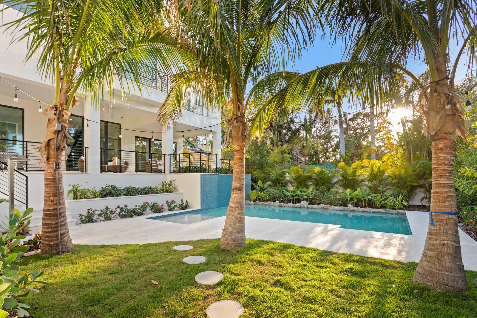 337 COFFEE POT DR NE, ST PETERSBURG, FL, 33704