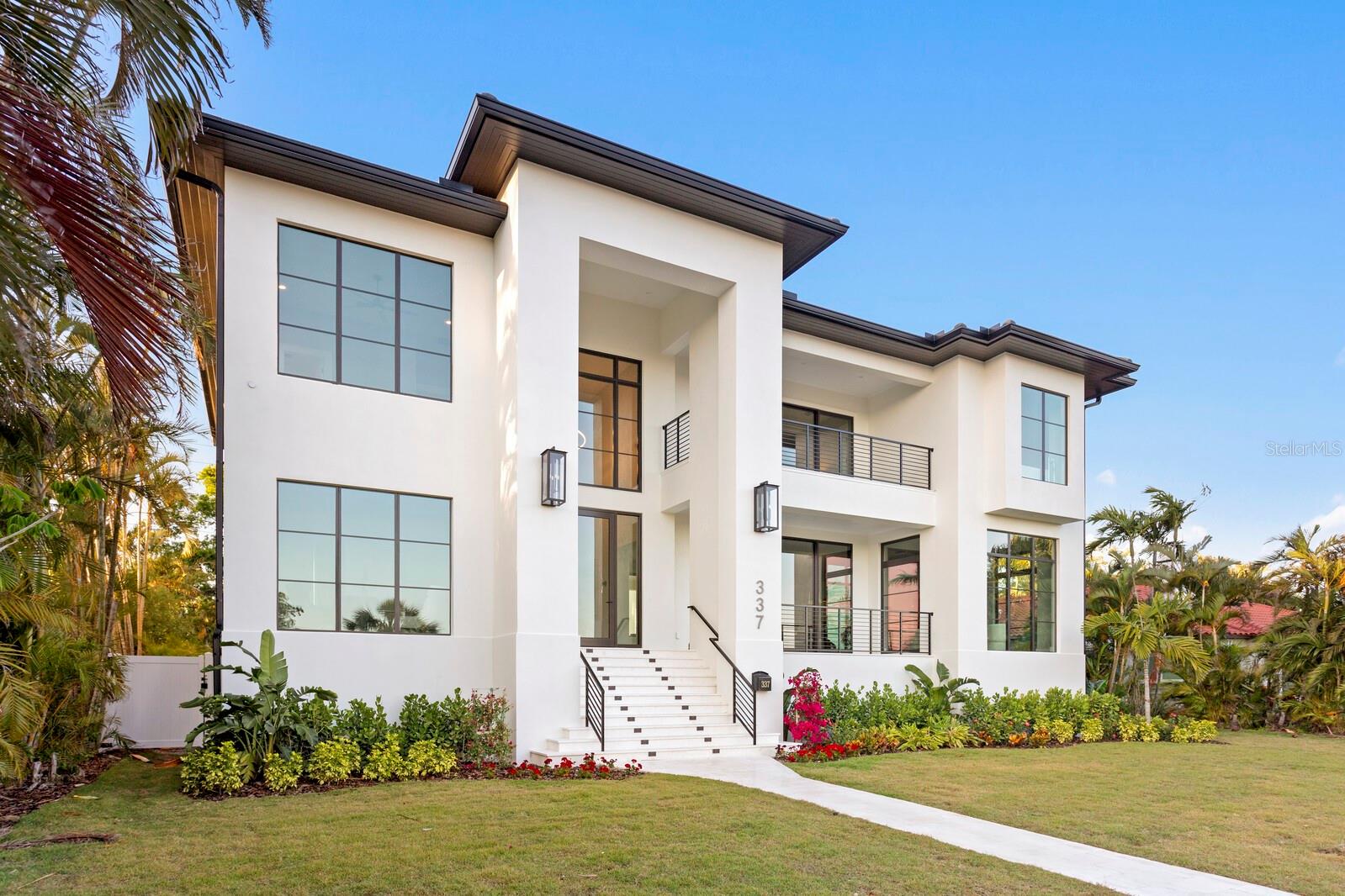 337 COFFEE POT DR NE, ST PETERSBURG, FL, 33704