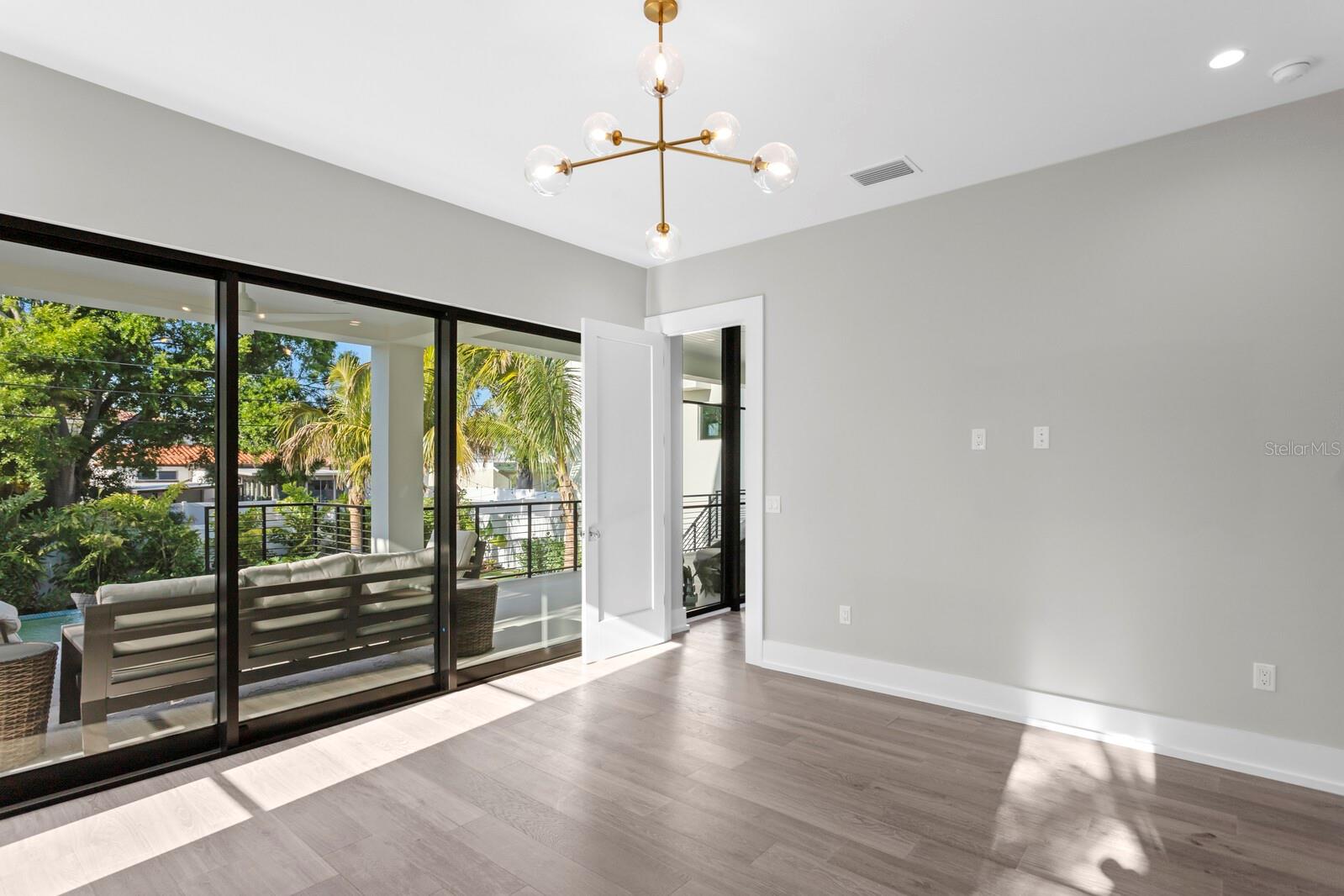 337 COFFEE POT DR NE, ST PETERSBURG, FL, 33704