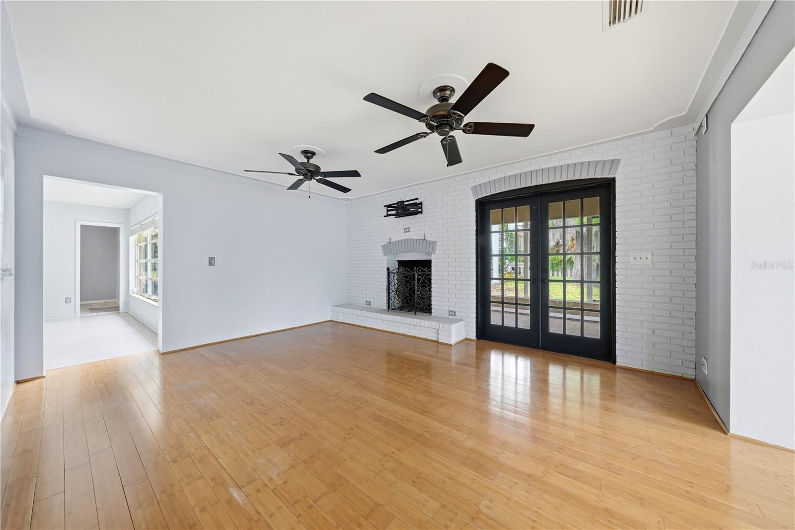 126 E MAGNOLIA AVE, HOWEY IN THE HILLS, FL, 34737