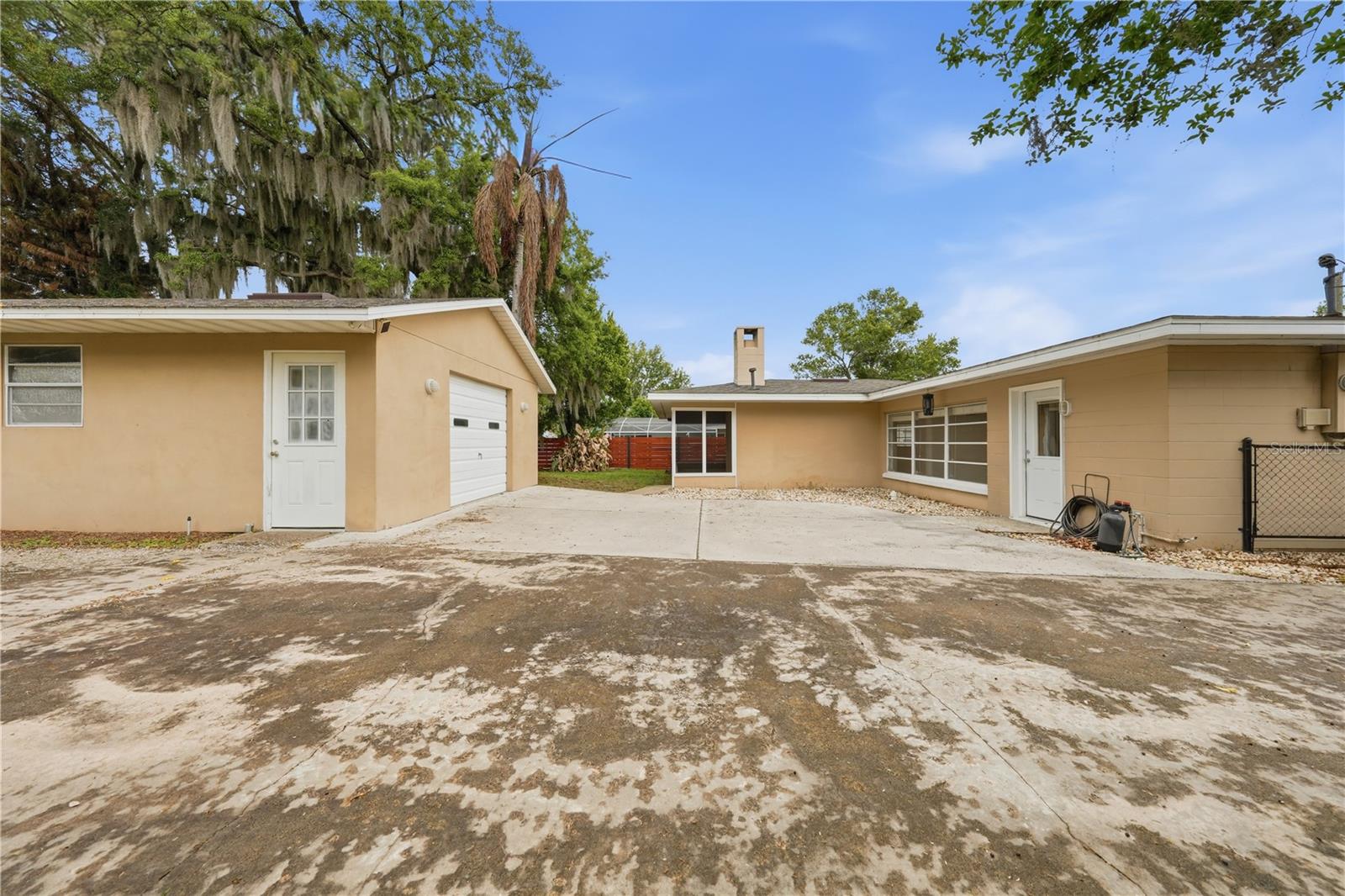 126 E MAGNOLIA AVE, HOWEY IN THE HILLS, FL, 34737
