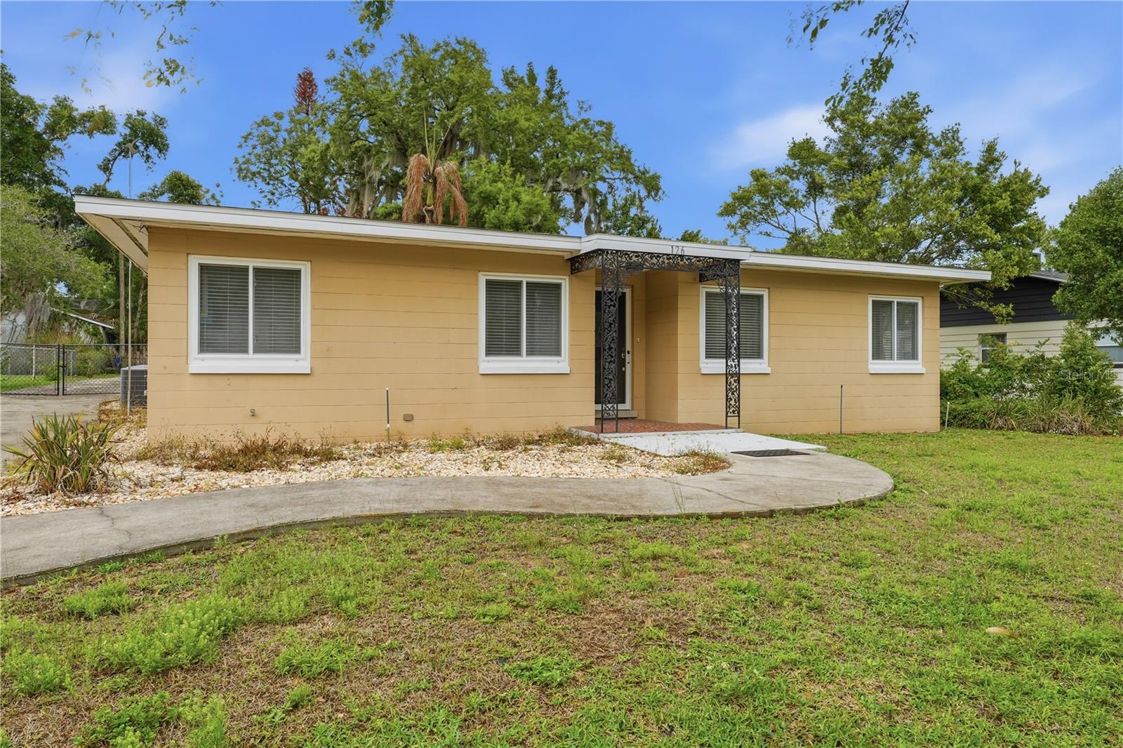 126 E MAGNOLIA AVE, HOWEY IN THE HILLS, FL, 34737