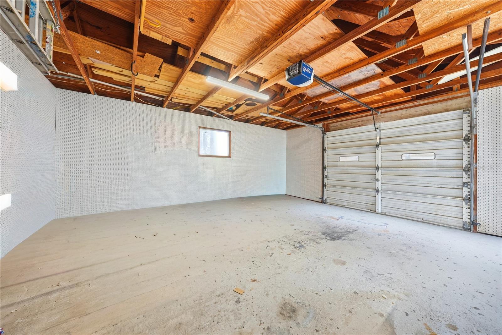 126 E MAGNOLIA AVE, HOWEY IN THE HILLS, FL, 34737