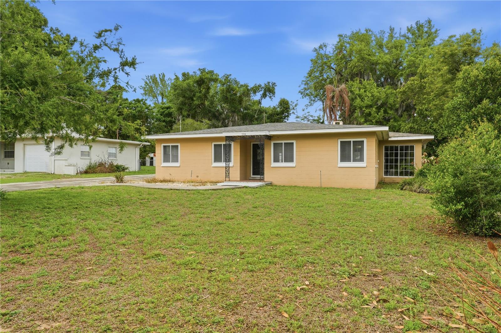 126 E MAGNOLIA AVE, HOWEY IN THE HILLS, FL, 34737