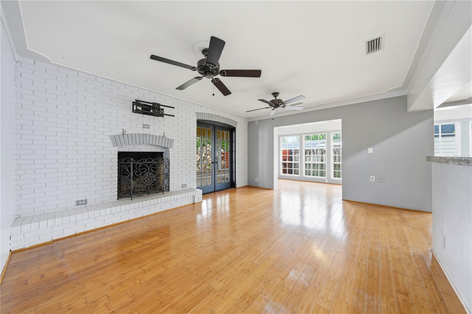 126 E MAGNOLIA AVE, HOWEY IN THE HILLS, FL, 34737