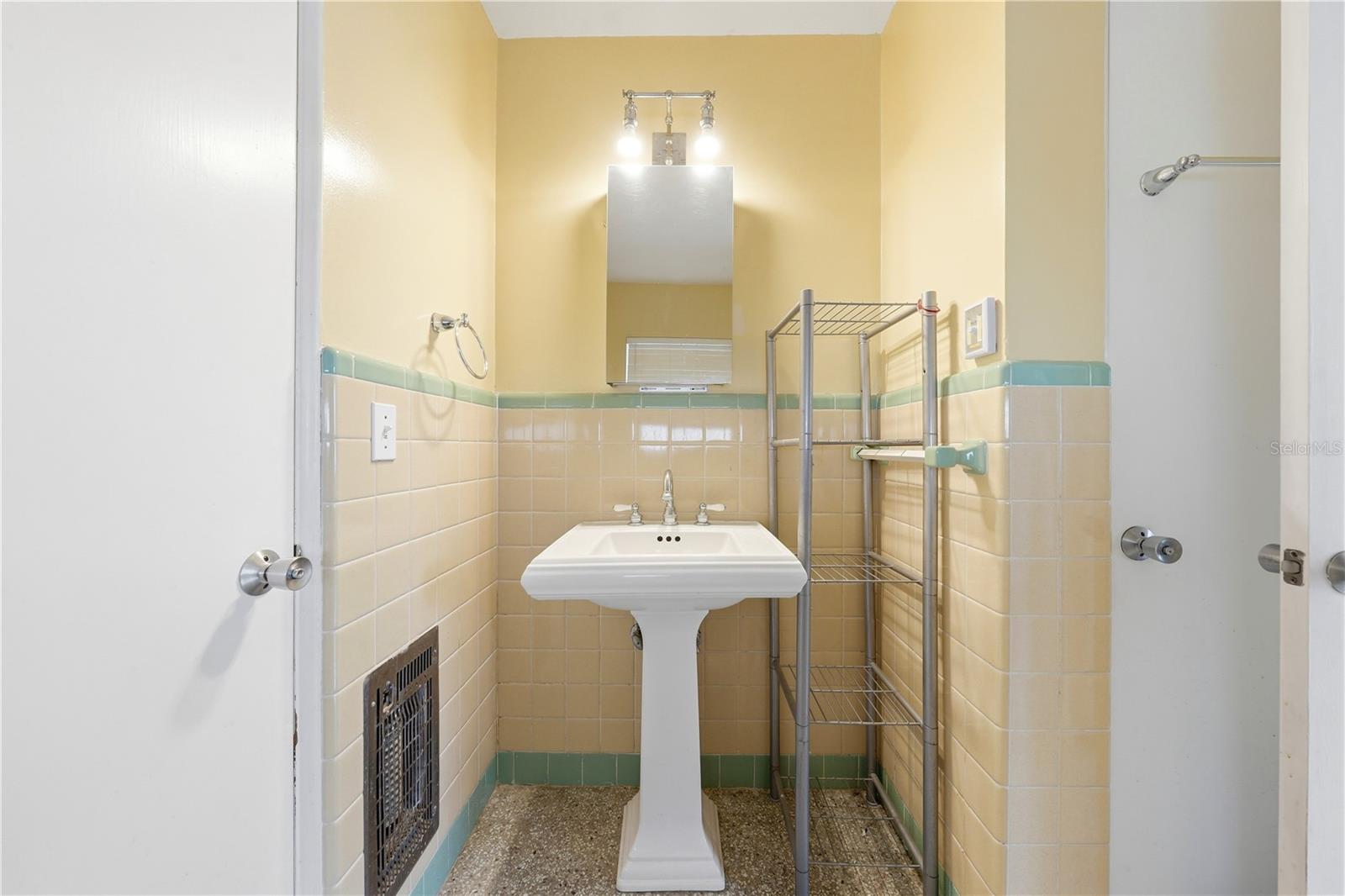 126 E MAGNOLIA AVE, HOWEY IN THE HILLS, FL, 34737