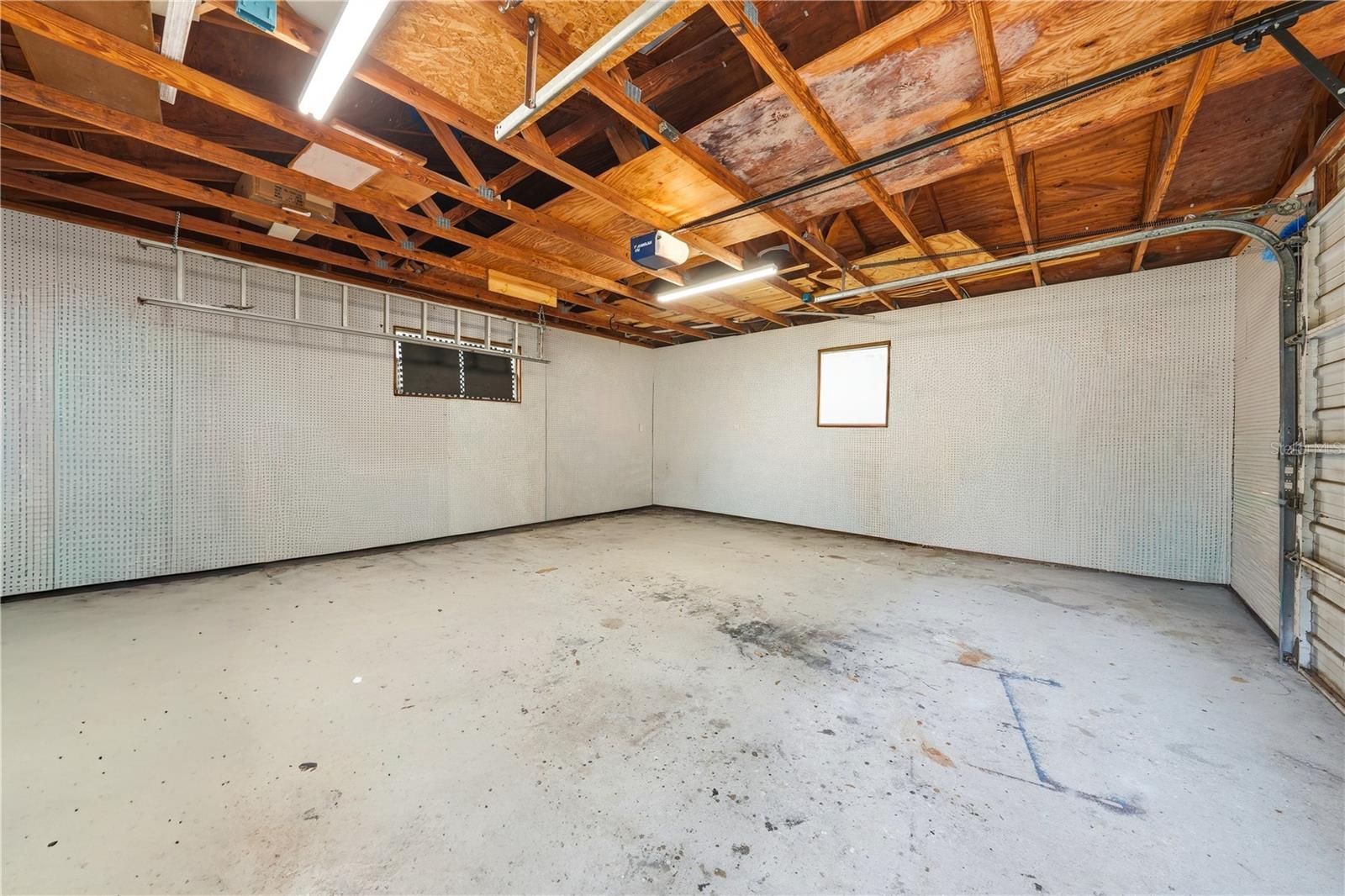 126 E MAGNOLIA AVE, HOWEY IN THE HILLS, FL, 34737