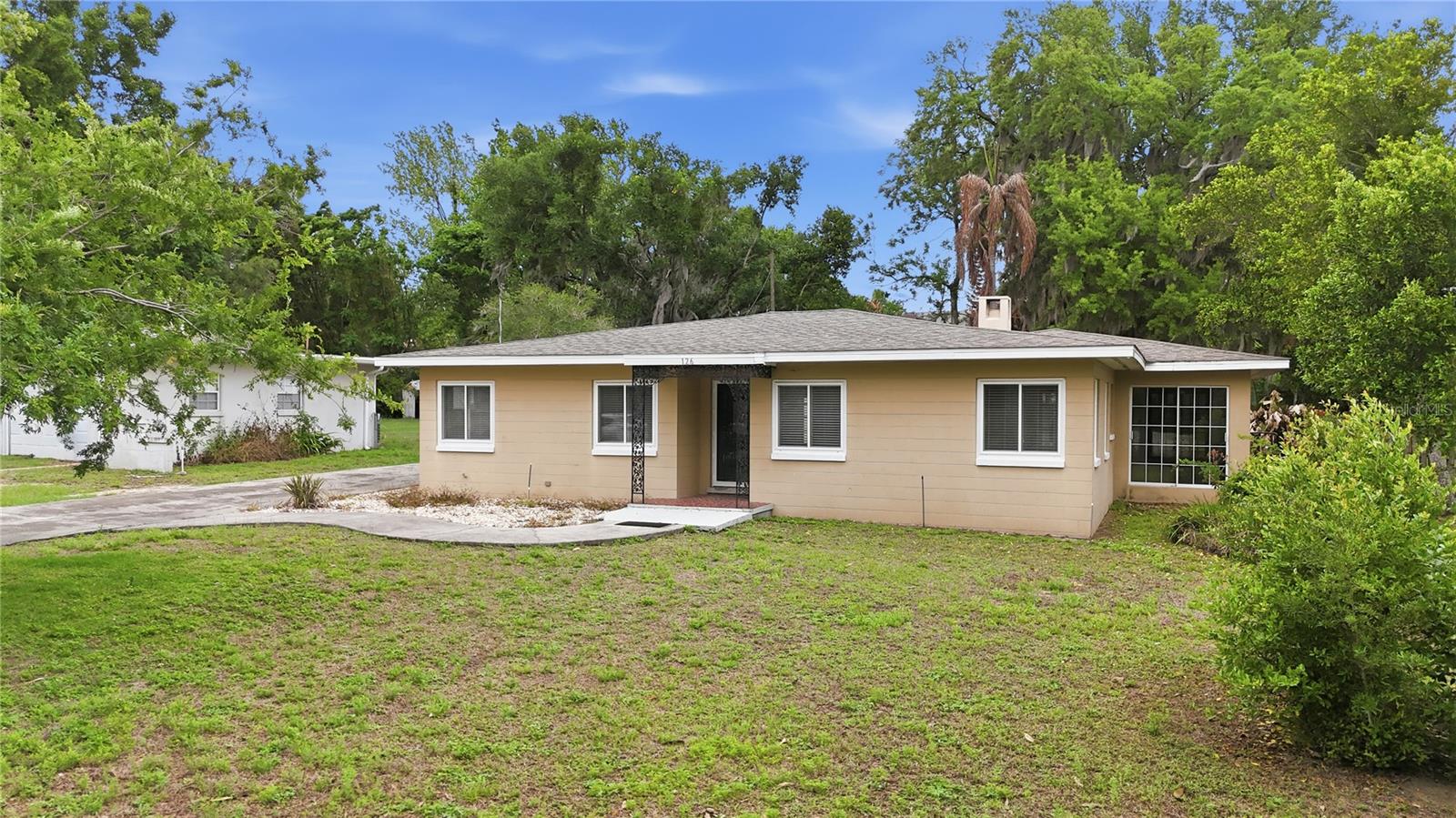 126 E MAGNOLIA AVE, HOWEY IN THE HILLS, FL, 34737