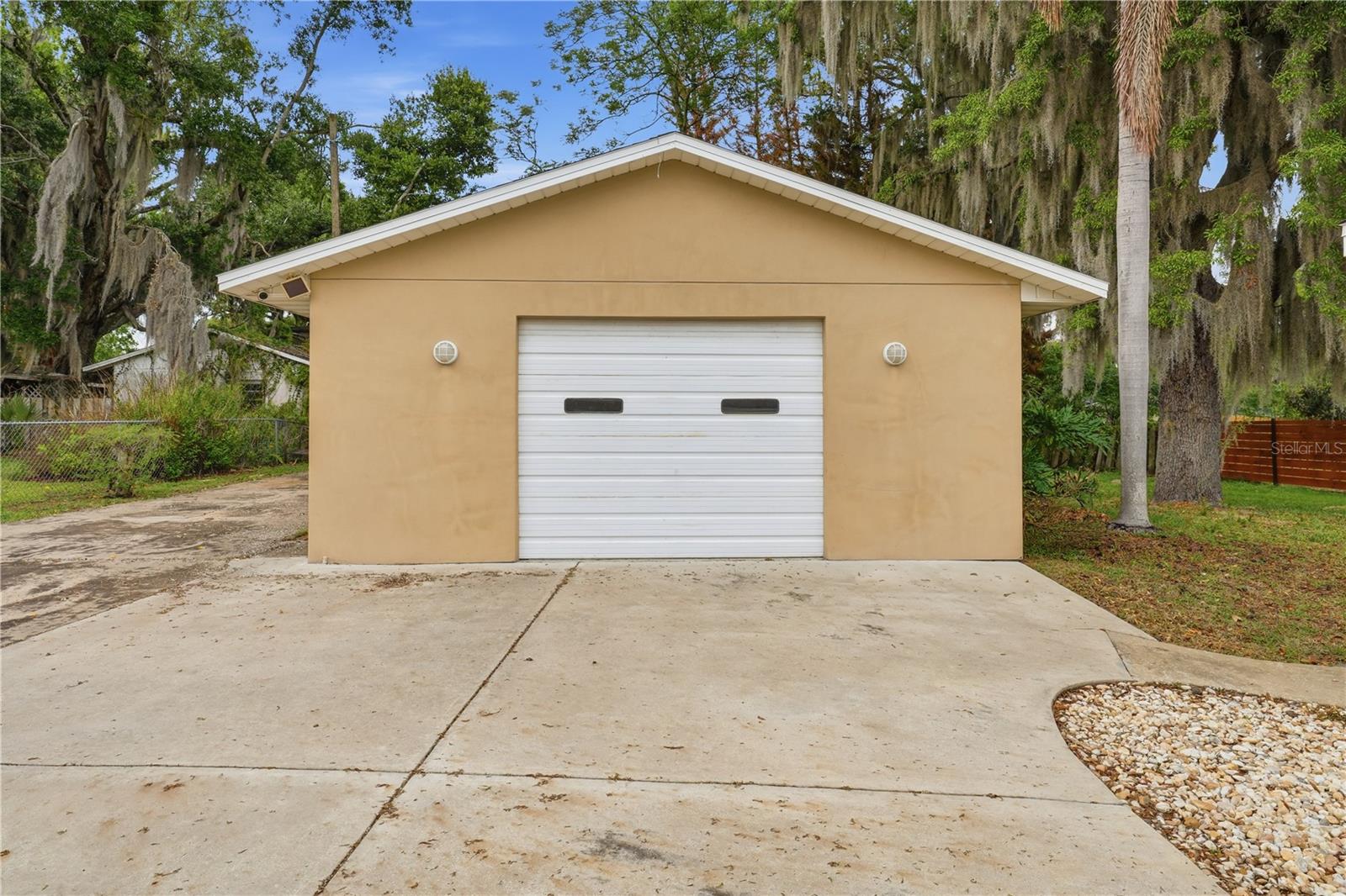126 E MAGNOLIA AVE, HOWEY IN THE HILLS, FL, 34737