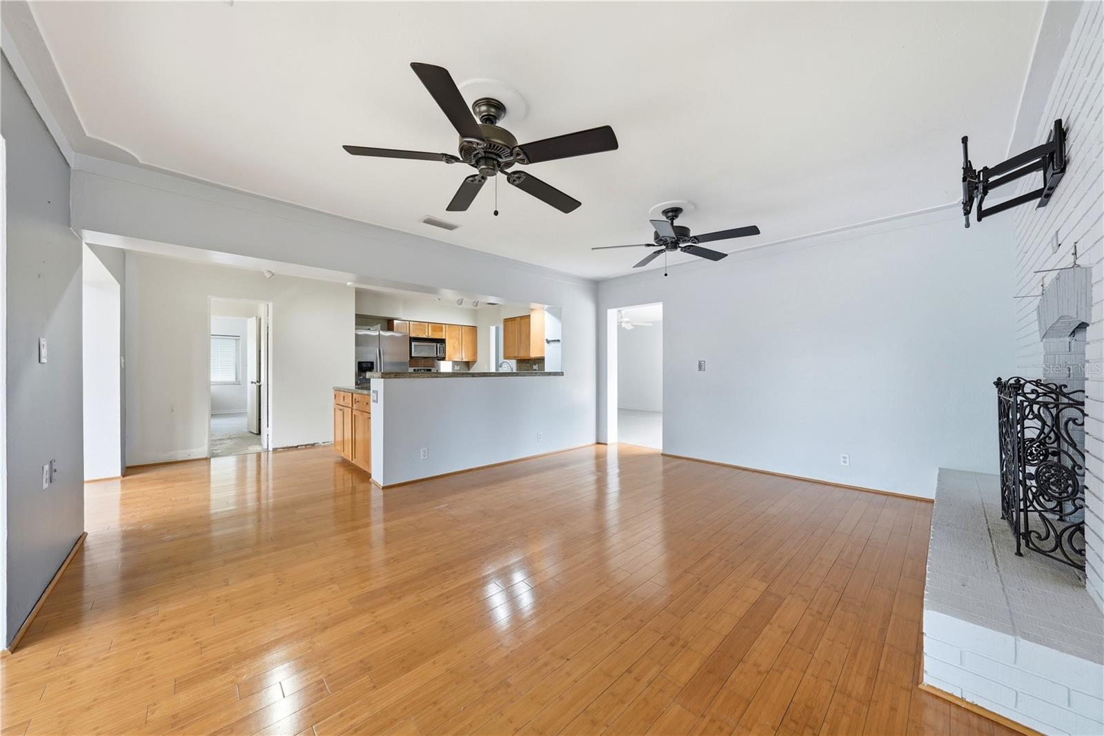 126 E MAGNOLIA AVE, HOWEY IN THE HILLS, FL, 34737