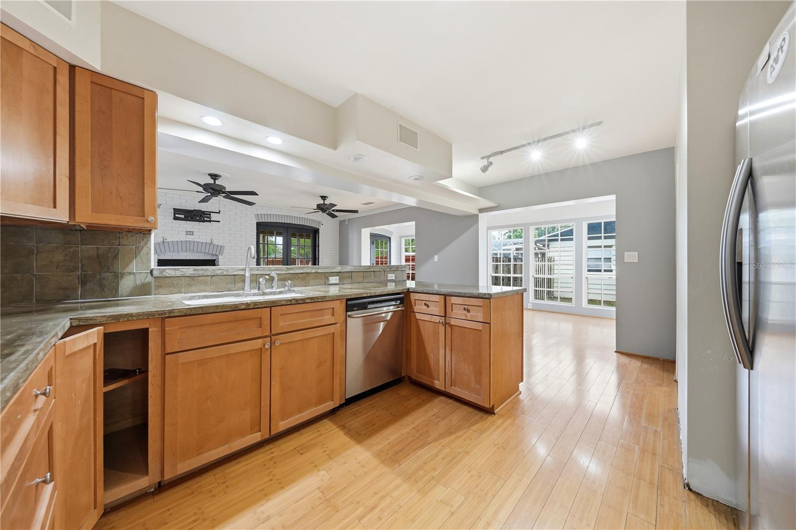 126 E MAGNOLIA AVE, HOWEY IN THE HILLS, FL, 34737