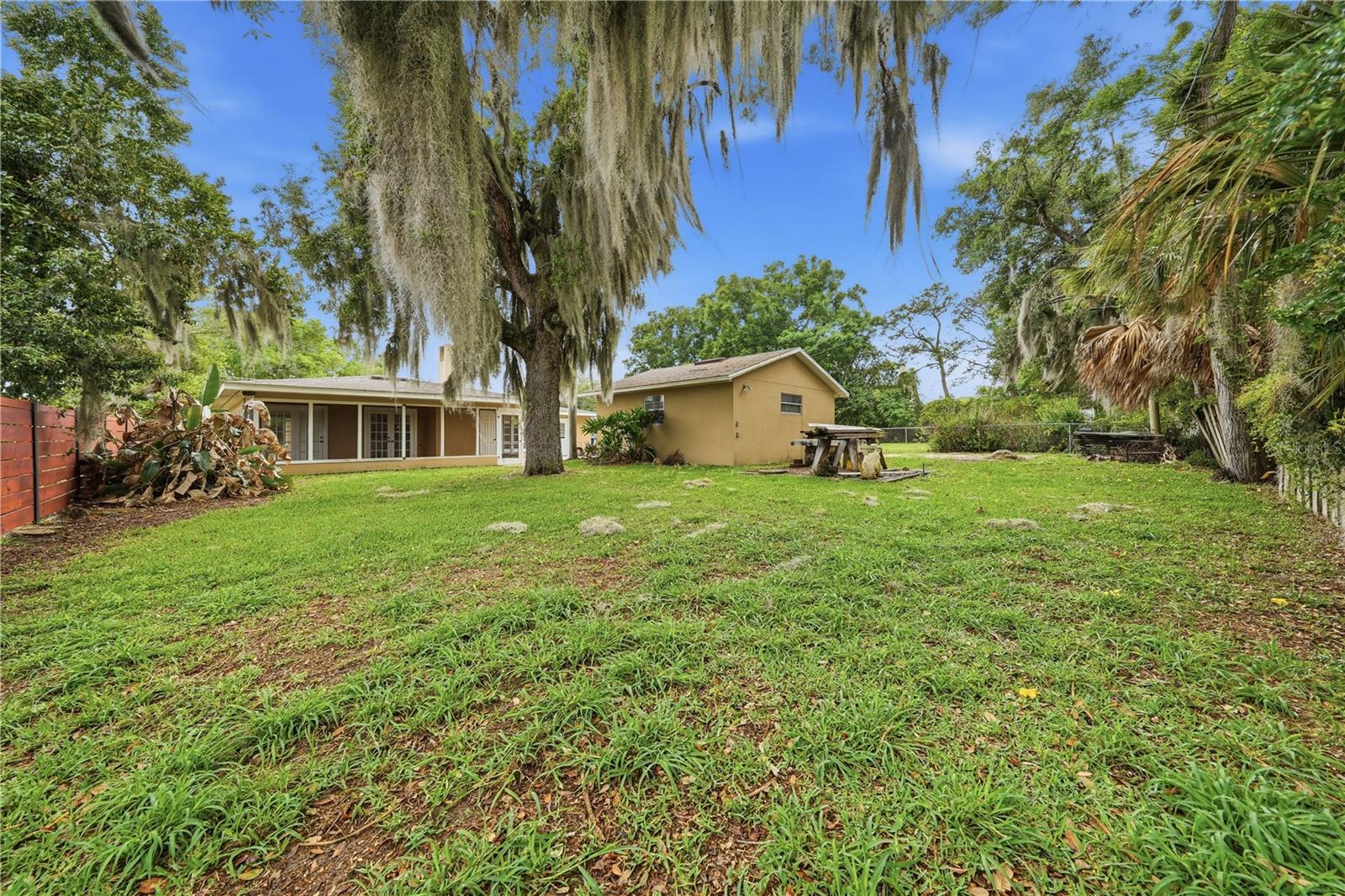 126 E MAGNOLIA AVE, HOWEY IN THE HILLS, FL, 34737