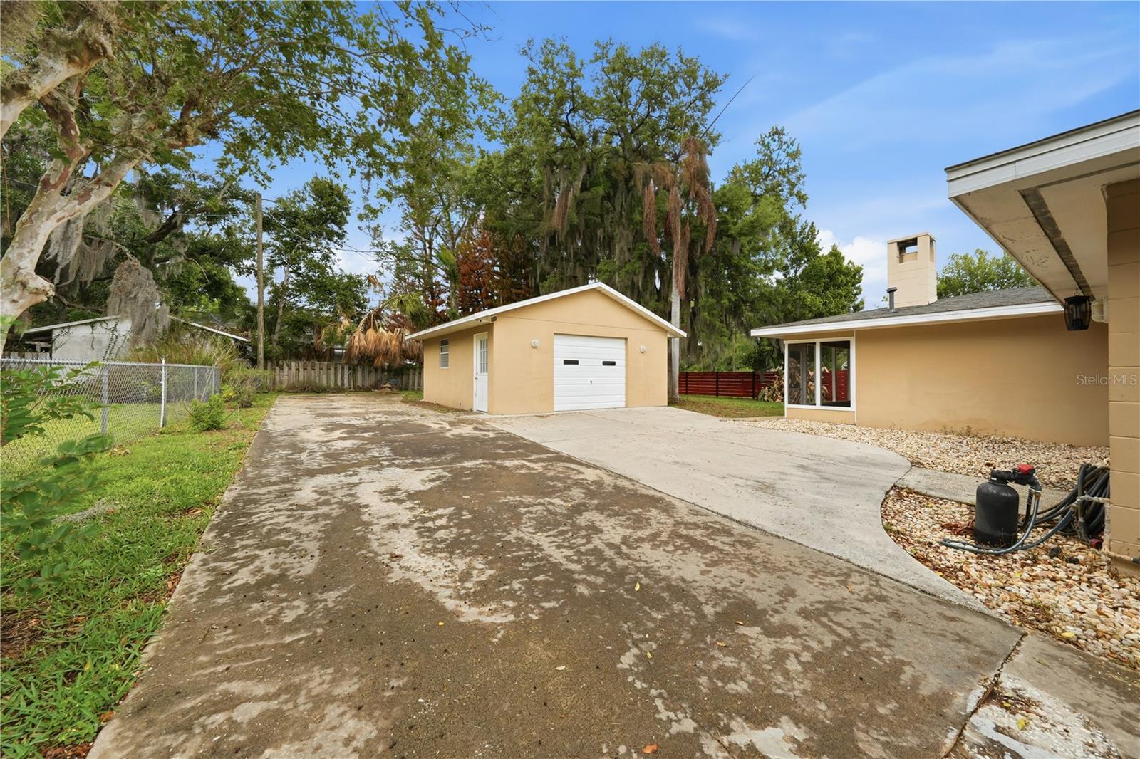 126 E MAGNOLIA AVE, HOWEY IN THE HILLS, FL, 34737