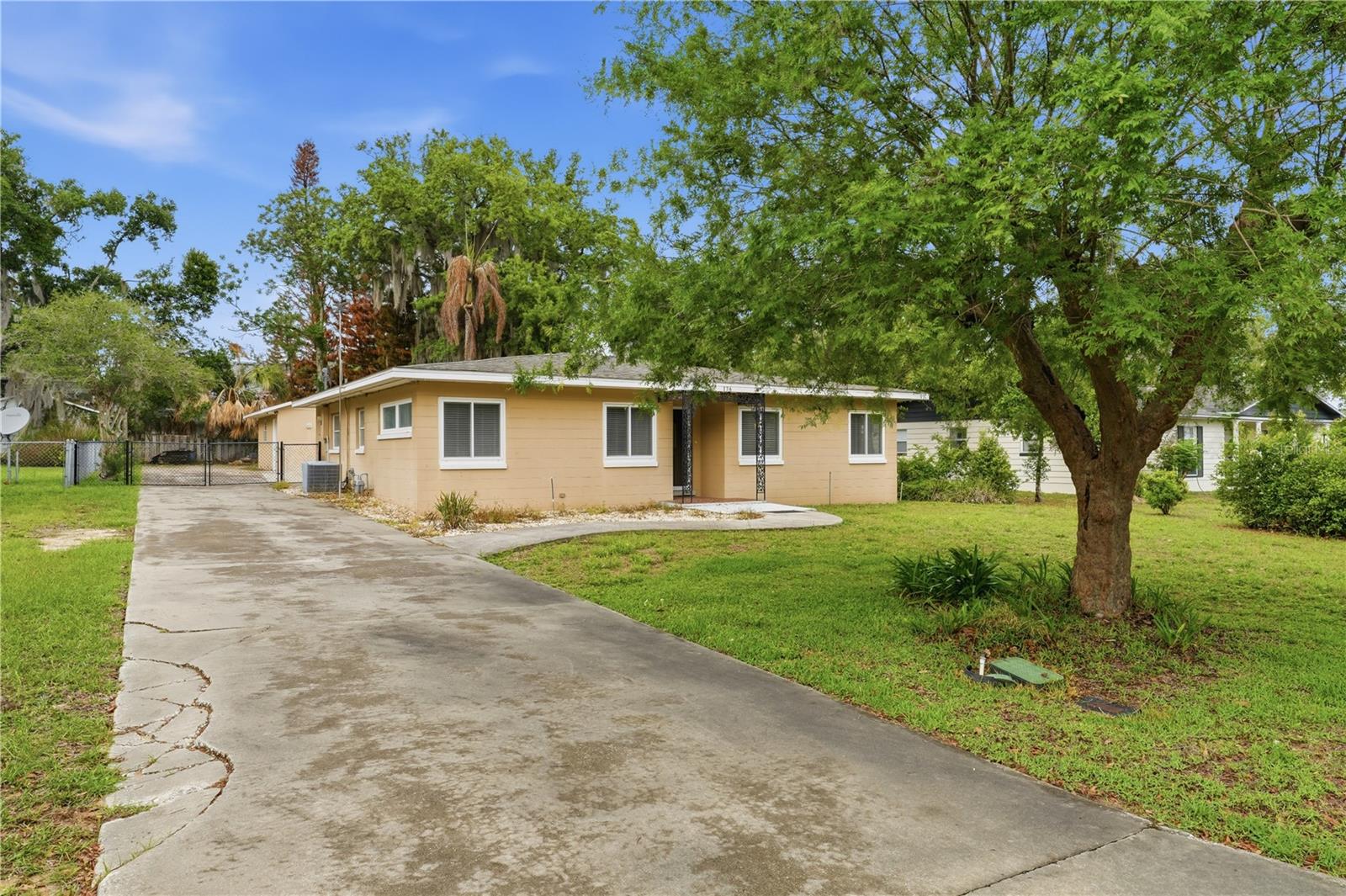 126 E MAGNOLIA AVE, HOWEY IN THE HILLS, FL, 34737