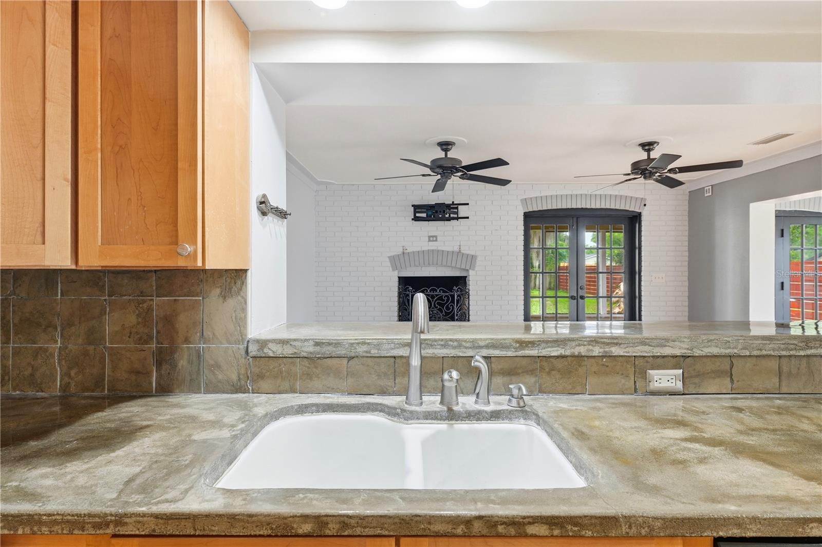 126 E MAGNOLIA AVE, HOWEY IN THE HILLS, FL, 34737