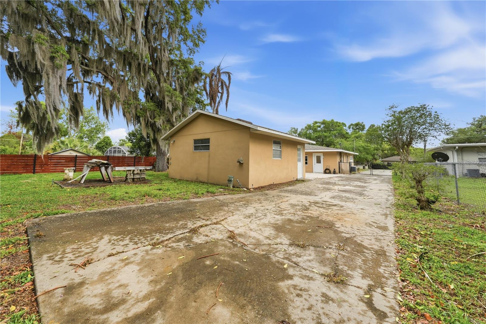 126 E MAGNOLIA AVE, HOWEY IN THE HILLS, FL, 34737