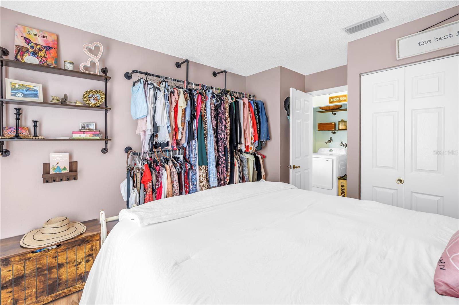 2nd bedroom with closet