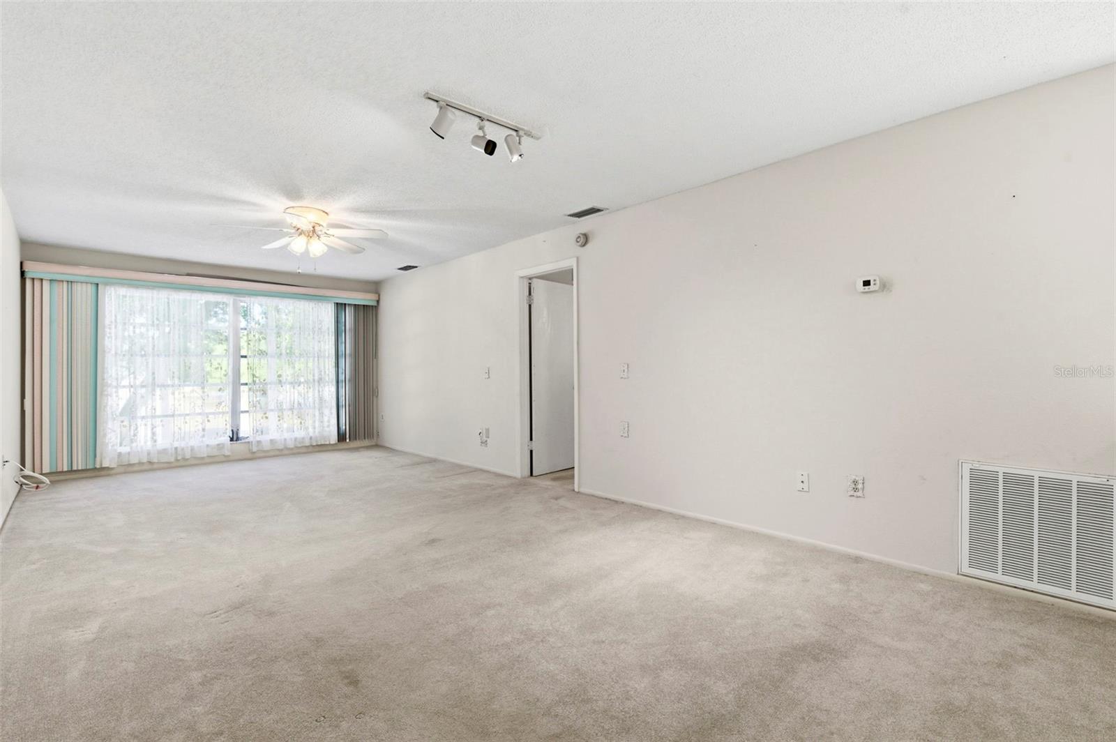 Design the living room in a variety of ways.