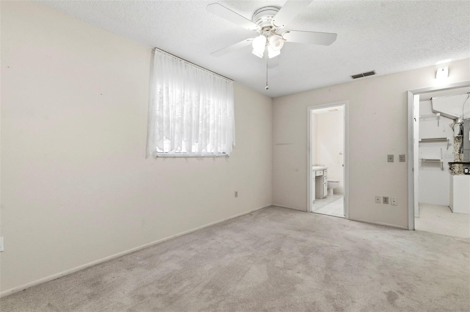 Walk-in closet & private bathroom in the primary bedroom.