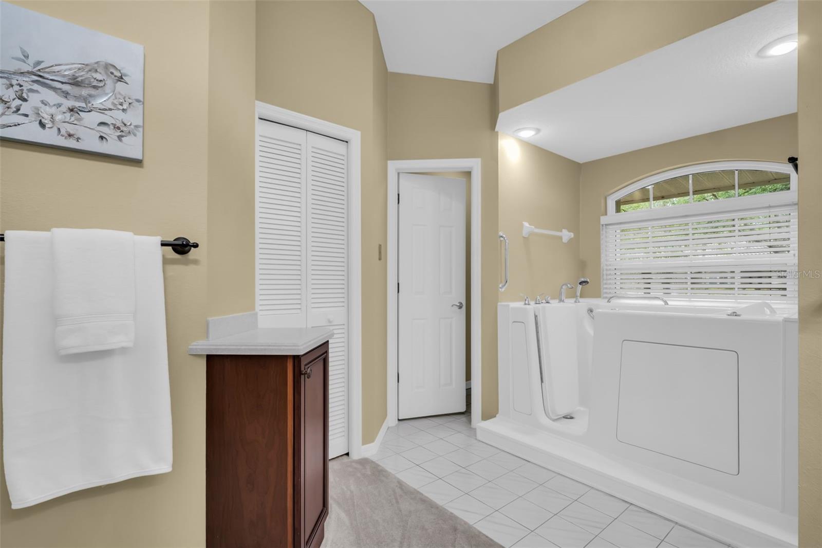 1404 EAST LAKE WOODLANDS PKWY, OLDSMAR, FL, 34677