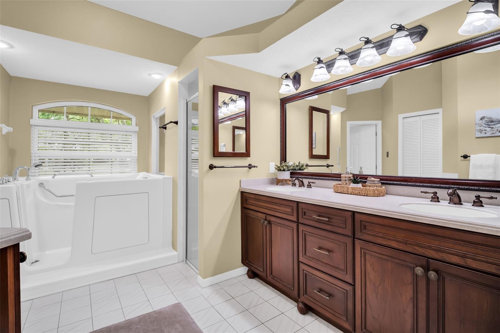 1404 EAST LAKE WOODLANDS PKWY, OLDSMAR, FL, 34677