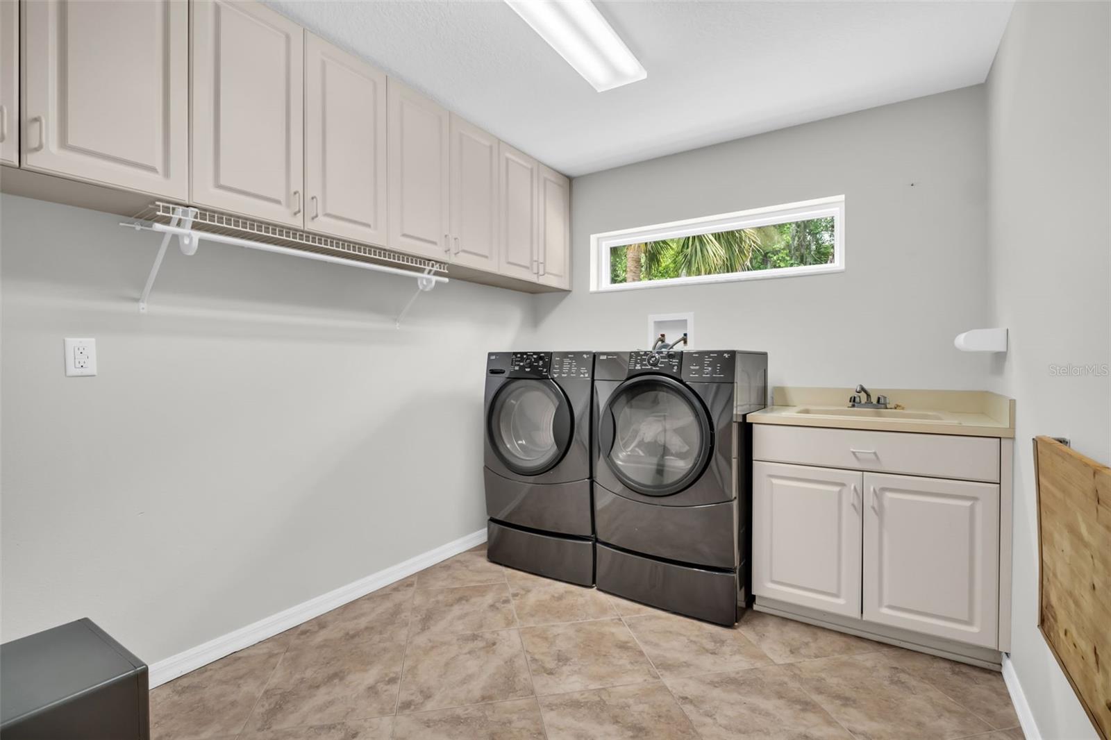 1404 EAST LAKE WOODLANDS PKWY, OLDSMAR, FL, 34677