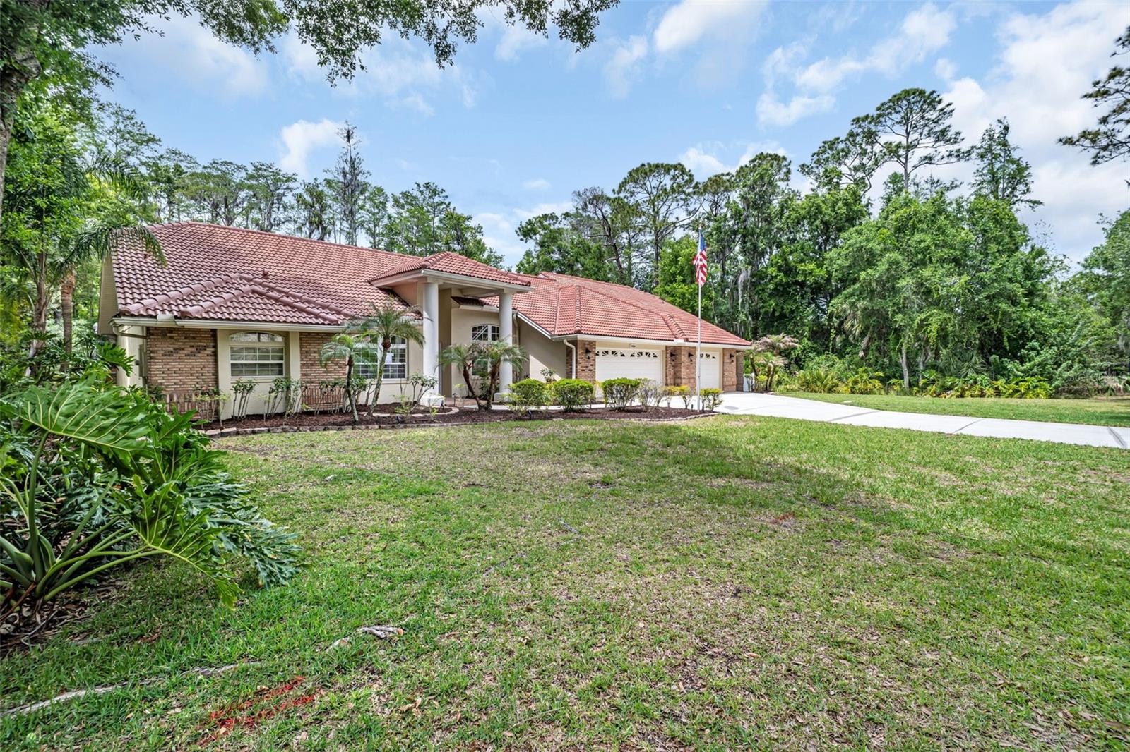 1404 EAST LAKE WOODLANDS PKWY, OLDSMAR, FL, 34677