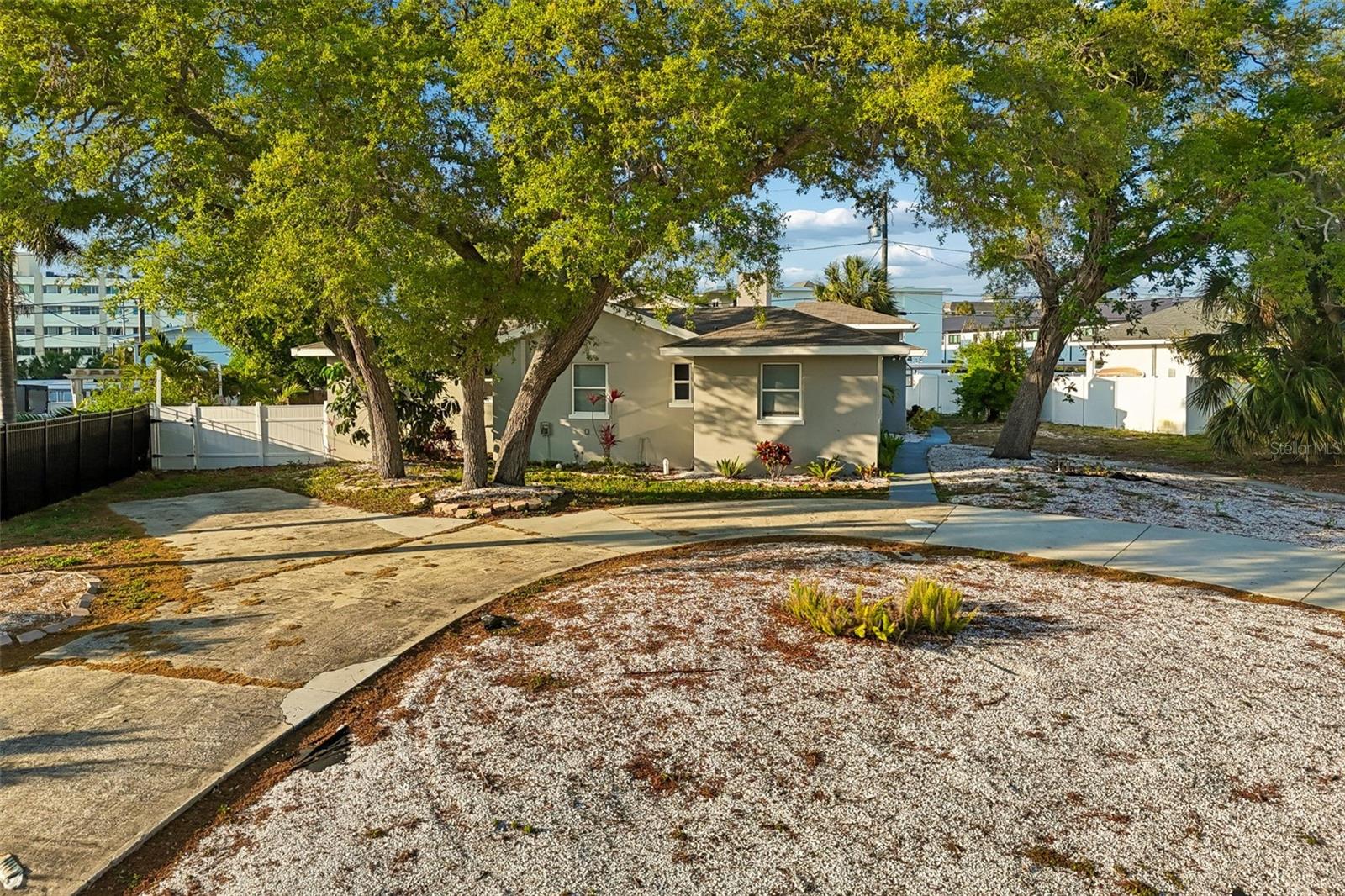 125 HARBOR BLUFF DR, LARGO, FL, 33770