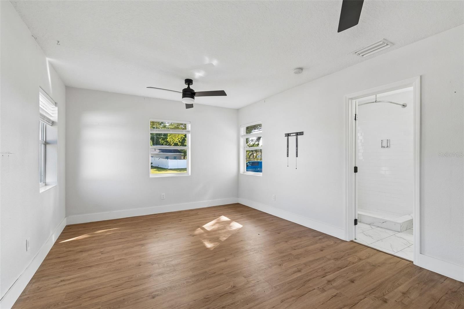 125 HARBOR BLUFF DR, LARGO, FL, 33770