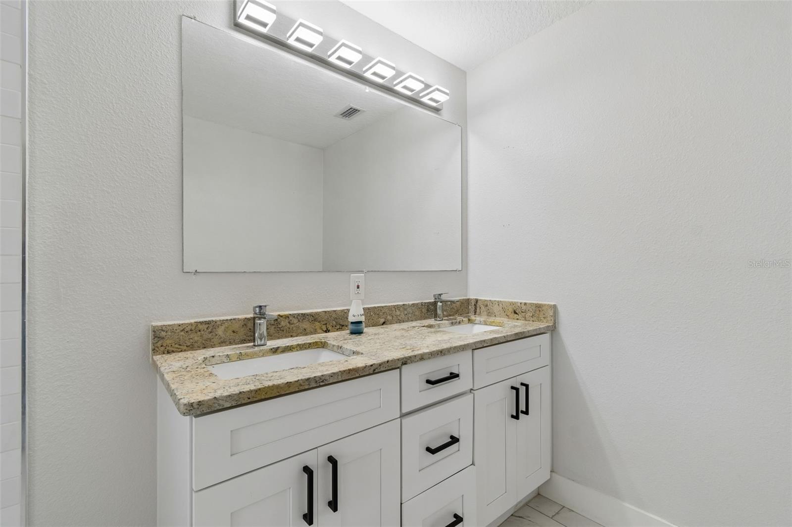 125 HARBOR BLUFF DR, LARGO, FL, 33770