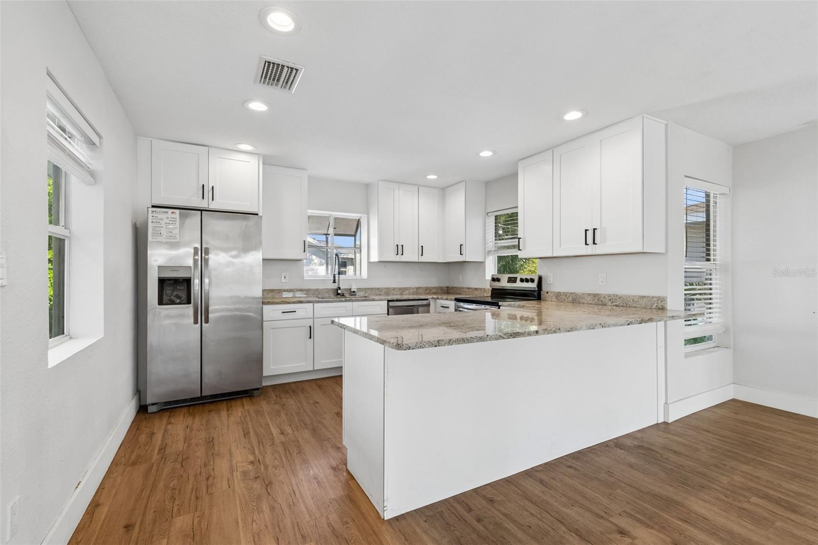 125 HARBOR BLUFF DR, LARGO, FL, 33770