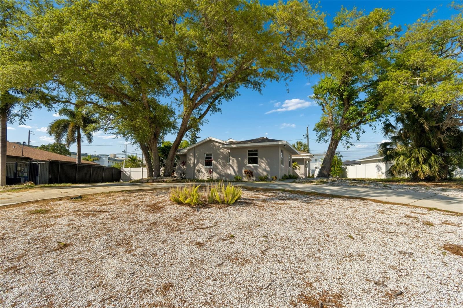 125 HARBOR BLUFF DR, LARGO, FL, 33770