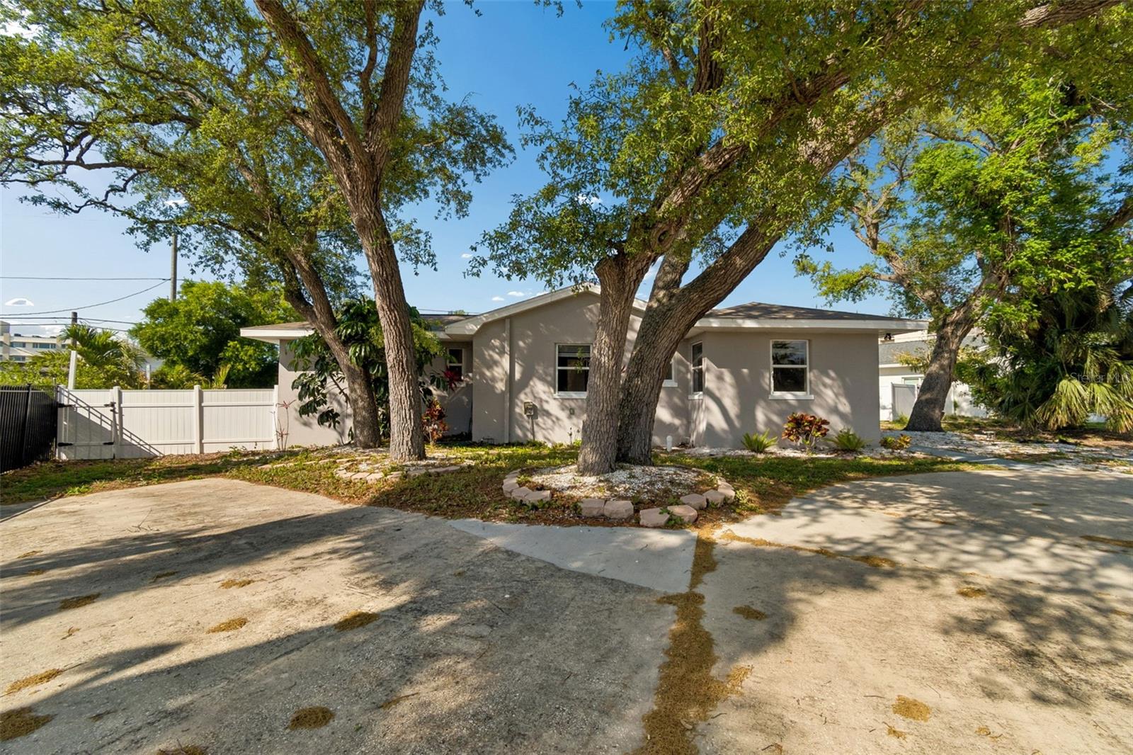 125 HARBOR BLUFF DR, LARGO, FL, 33770