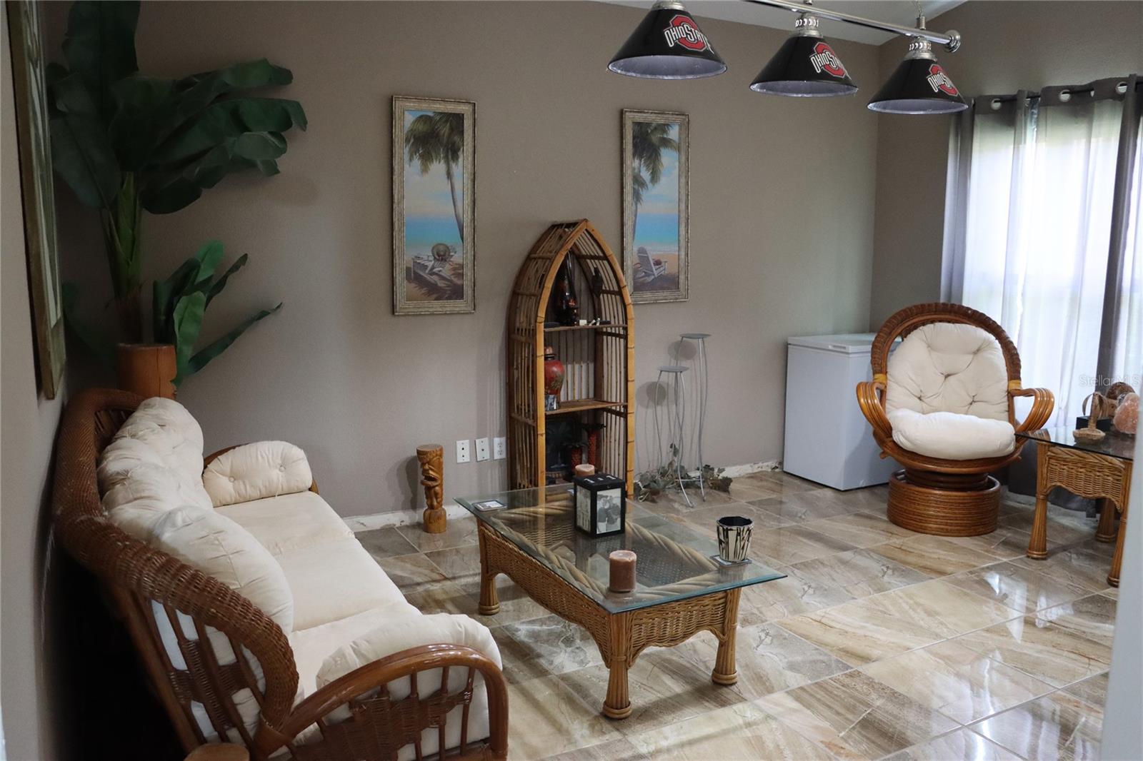 Tiki Lr/Dining room.Bonus