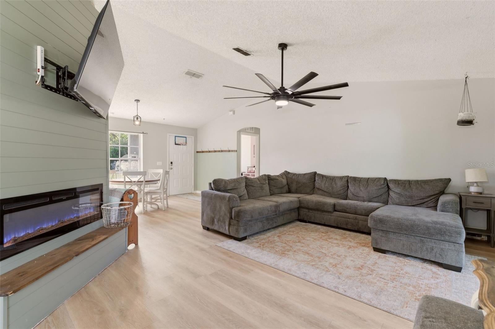 562 GERALDINE DR, DELTONA, FL, 32725