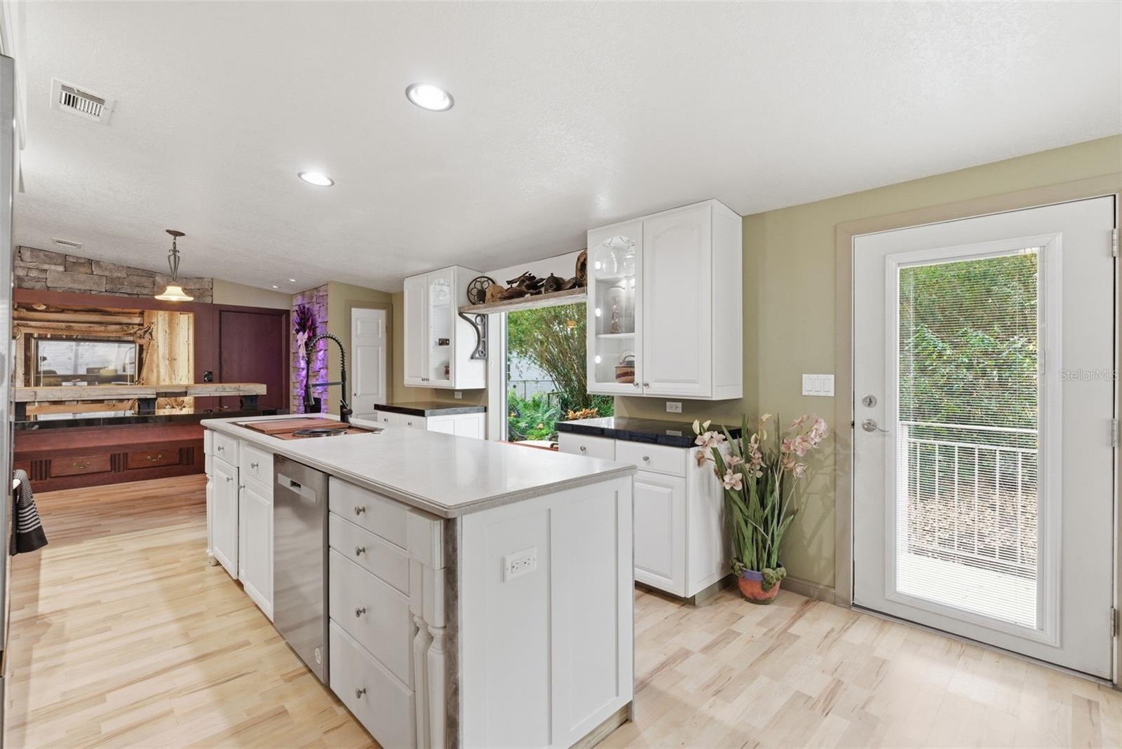 9101 WOOD TERRACE DR, TAMPA, FL, 33637