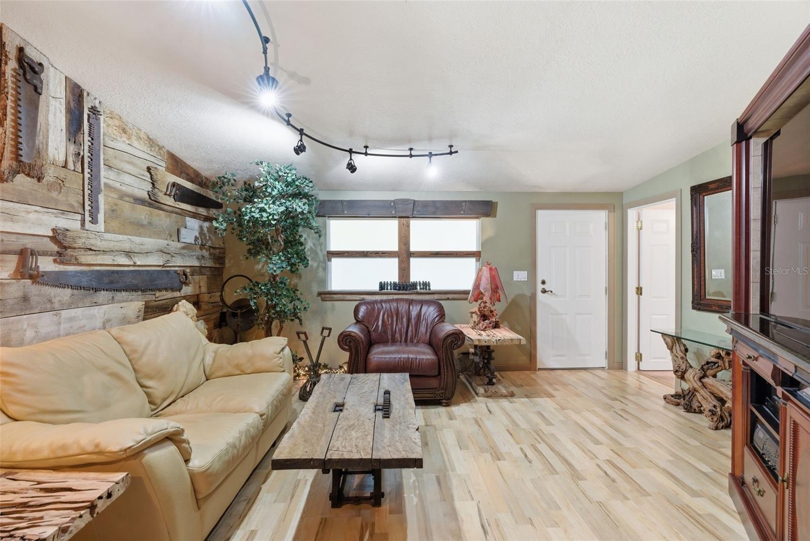 9101 WOOD TERRACE DR, TAMPA, FL, 33637