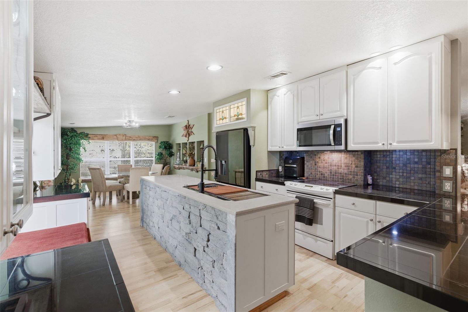 9101 WOOD TERRACE DR, TAMPA, FL, 33637