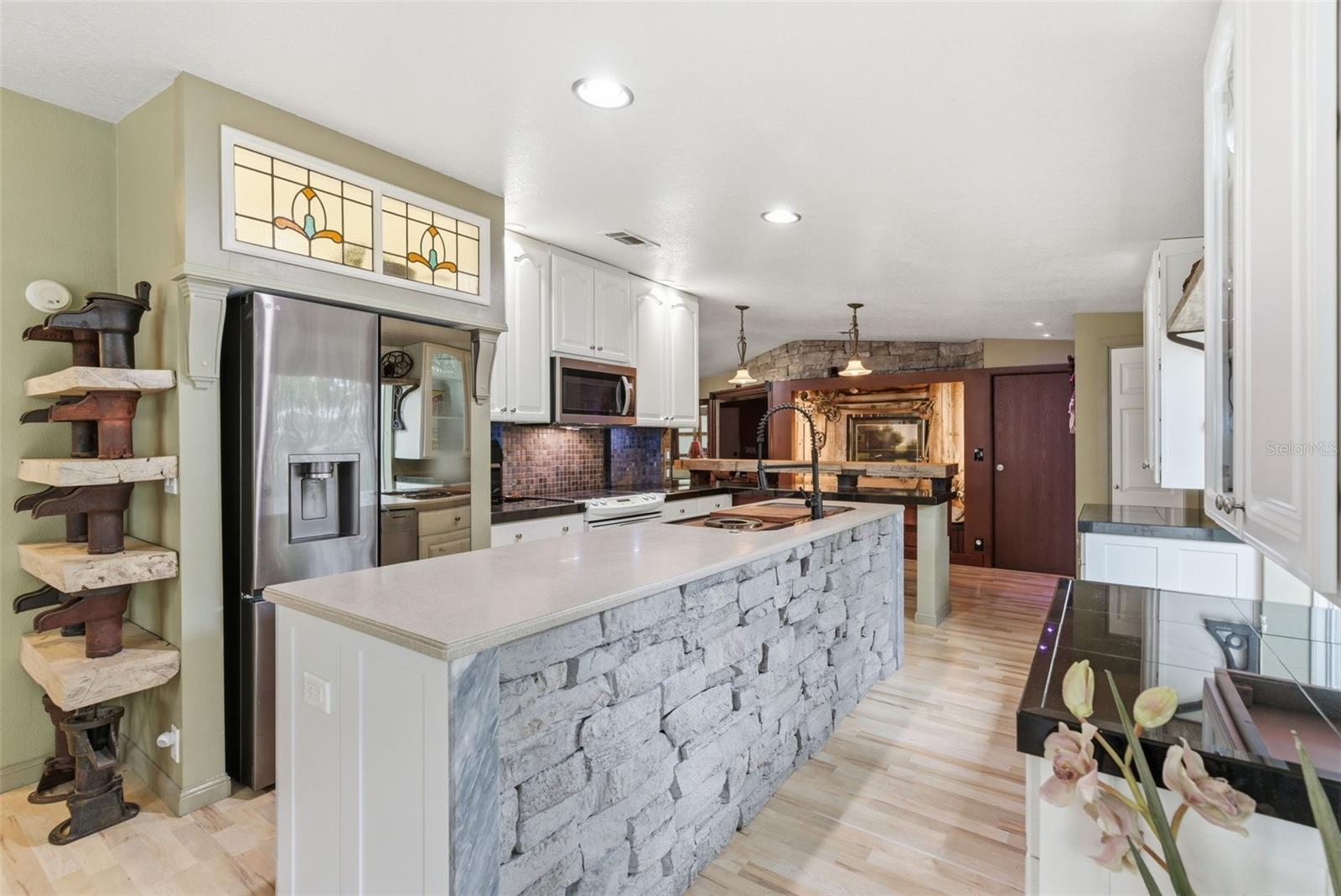 9101 WOOD TERRACE DR, TAMPA, FL, 33637