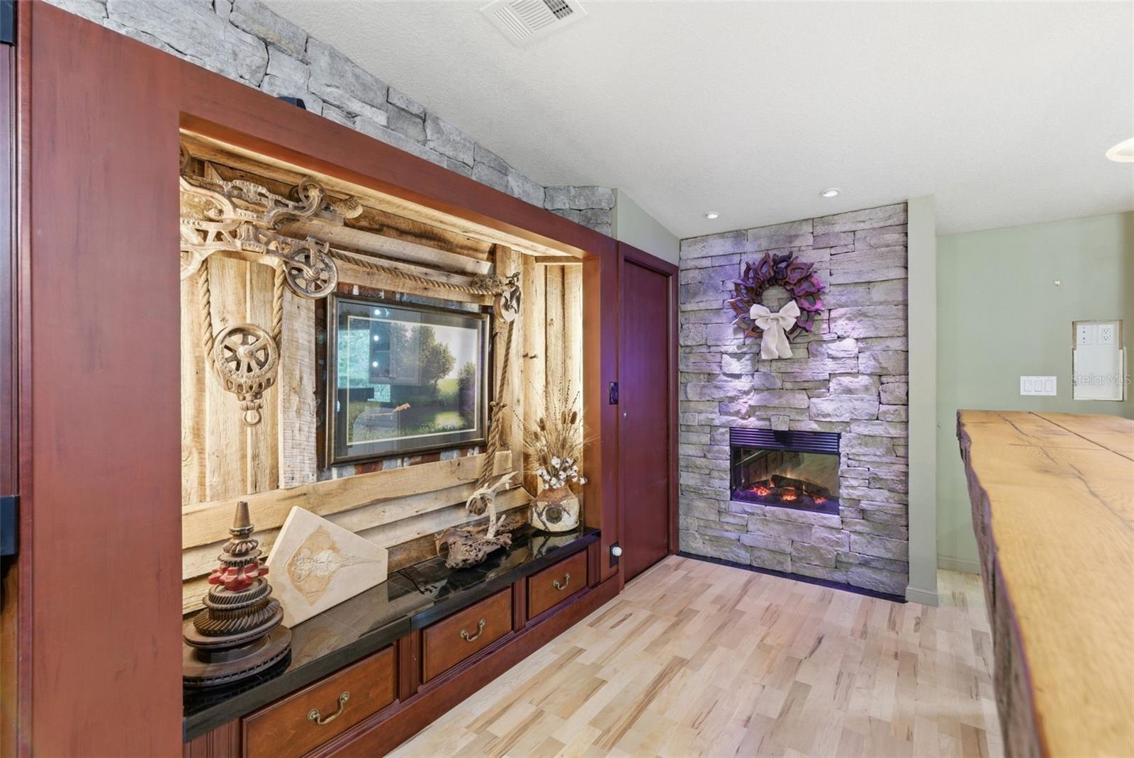 9101 WOOD TERRACE DR, TAMPA, FL, 33637